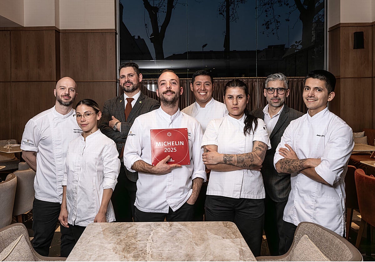 Víctor Torres luce con su equiipo la renovada estrella MIchelin obtenida en 2025 en Quirat