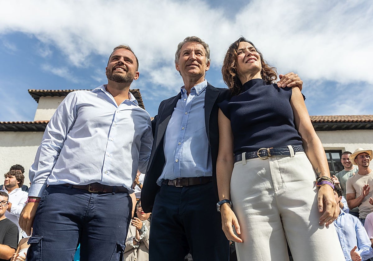 El alcalde de Arganda del Rey, Alberto Escribano, el presidente del Partido Popular, Alberto Núñez Feijóo  y la presidenta del PP regional y de la Comunidad de Madrid, Isabel Díaz Ayuso, en el inicio del curso político del PP de Madrid