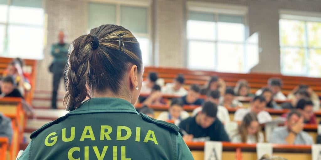 Cerca de 28.000 personas opositan a la Guardia Civil en unas pruebas con récord de titulados universitarios