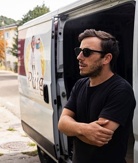 Imagen secundaria 2 - El entorno de la Laguna de los Peces, en Sanabria. Javier López, en su restaurante, y el panadero Diego Chimeno.