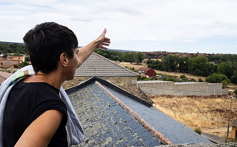 Imagen principal - Silvia Gallego muestra por dónde avanzó el fuego desde Molezuelas. Félix, Bárbara y José, en Abejera de Tábara. Antonio muestra los destrozos en las tierras que pegan con el pueblo