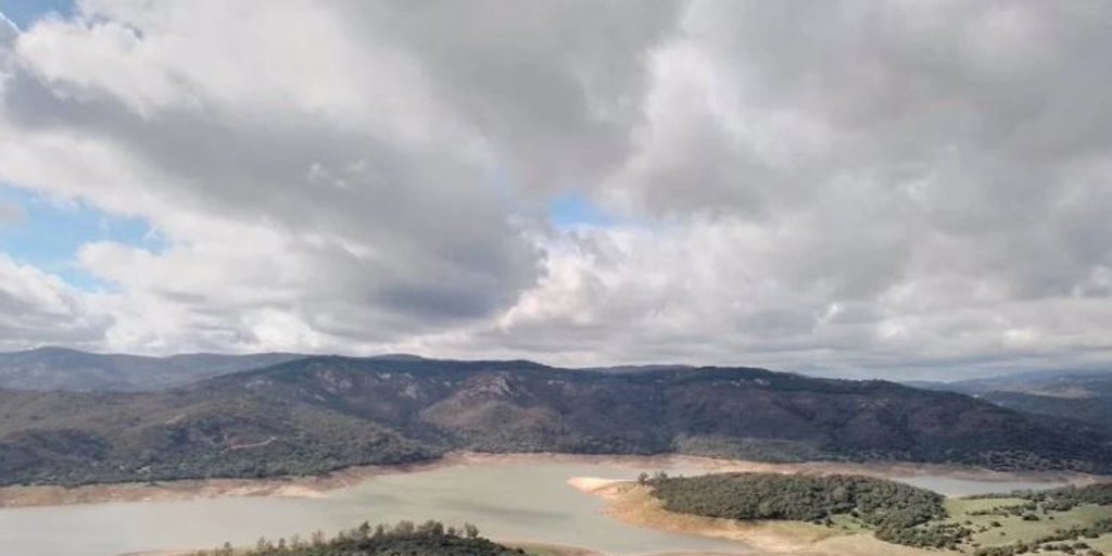Dos personas salen ilesas después de un accidente con un helicóptero junto al embalse de Guadarranque