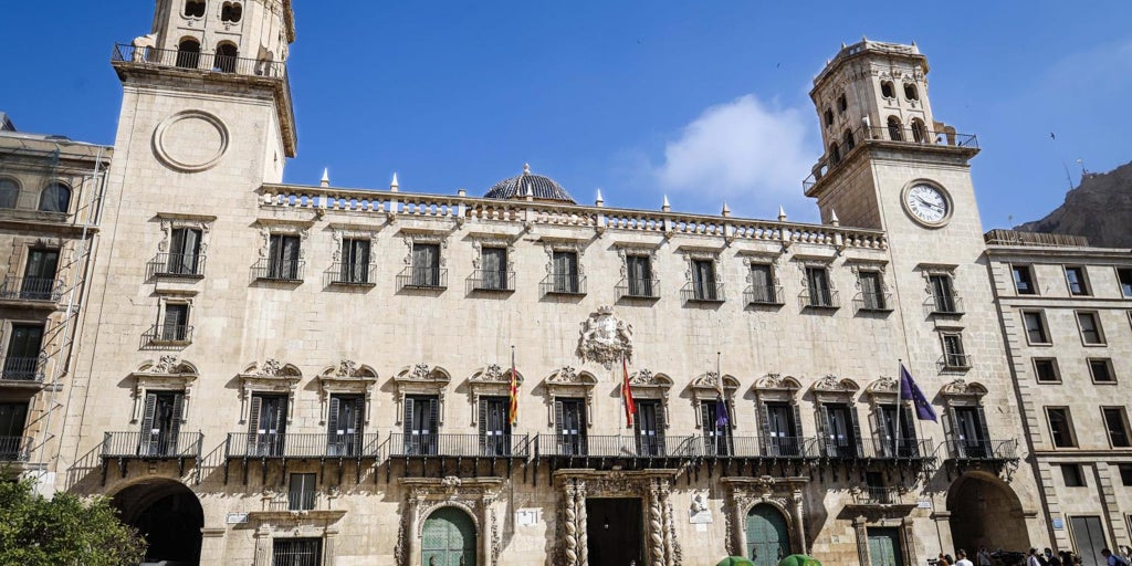 Ayuntamiento de Alicante rechaza acoger menores migrantes que «trata de imponer» el Gobierno: «No tenemos recursos»