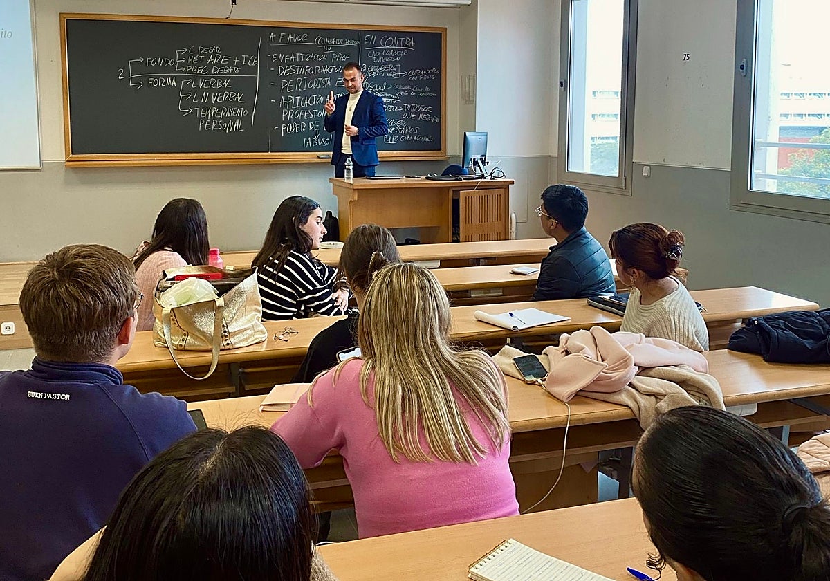 Estudiantes universitarios en una clase de periodismo en la Facultad de Comunicación de Sevilla