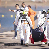 A prisión los 17 detenidos de un cayuco en el que murieron decenas de inmigrantes rumbo a Canarias