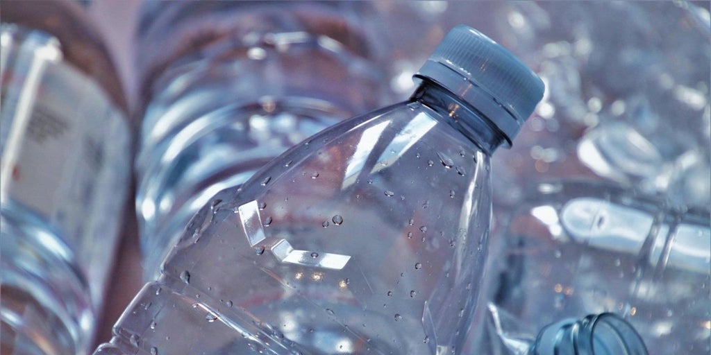 Los plásticos de latas y botellas también dañan a los fetos, según un estudio de investigadores de Granada