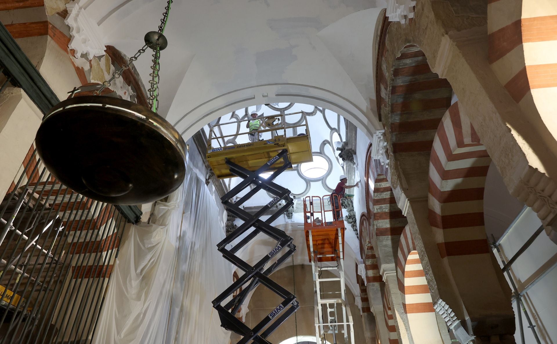 La Mezquita-Catedral de Córdoba un mes después del incendio, en imágenes