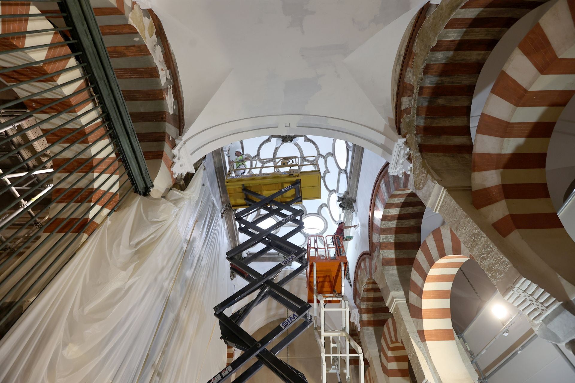 La Mezquita-Catedral de Córdoba un mes después del incendio, en imágenes