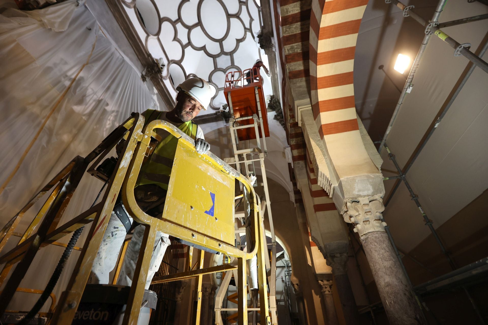 La Mezquita-Catedral de Córdoba un mes después del incendio, en imágenes
