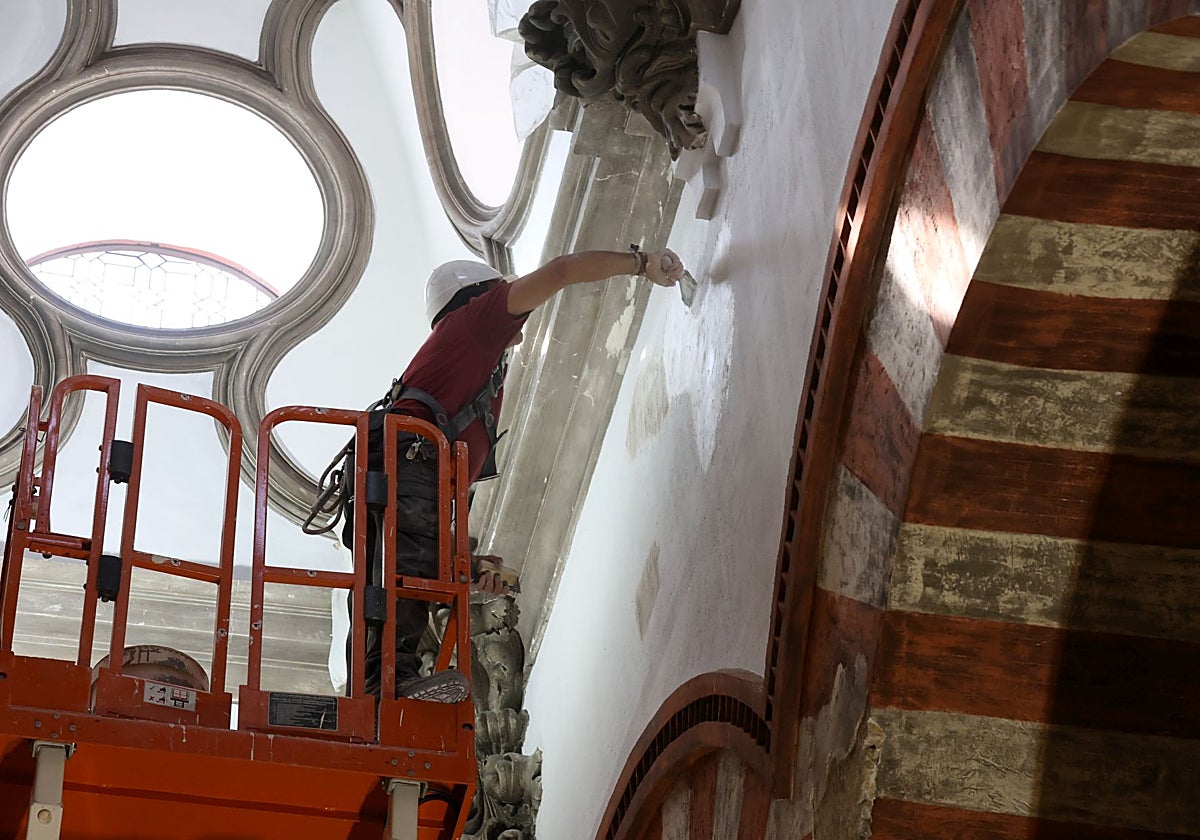 Uno de los operarios en los trabajos de afianzamiento