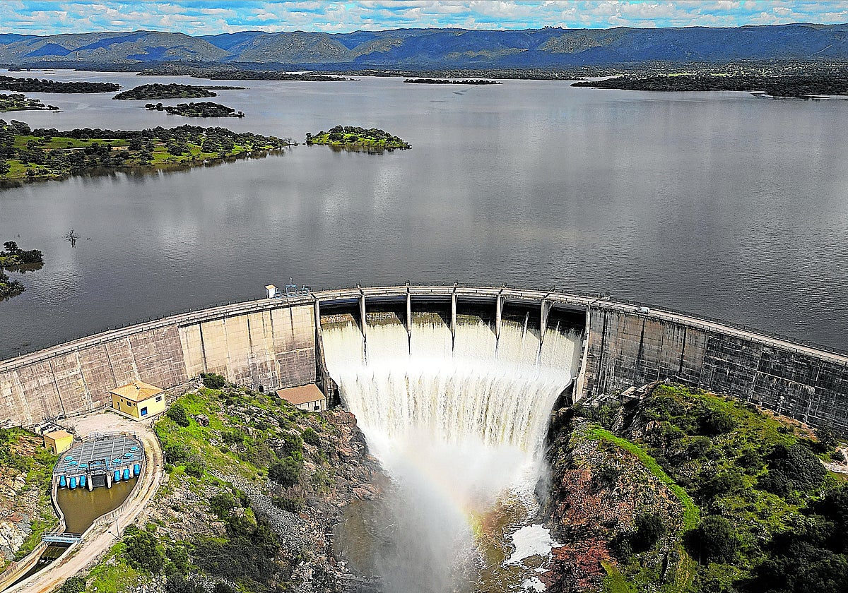 Uno de los pantanos de Andalucía evacuando agua tras las borrascas
