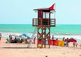 Dos playas de Cádiz contarán con socorristas durante el invierno