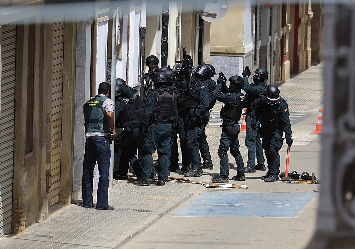 Imagen de los agentes de la Guardia Civil entrando a la casa okupada del presunto autor de los disparos