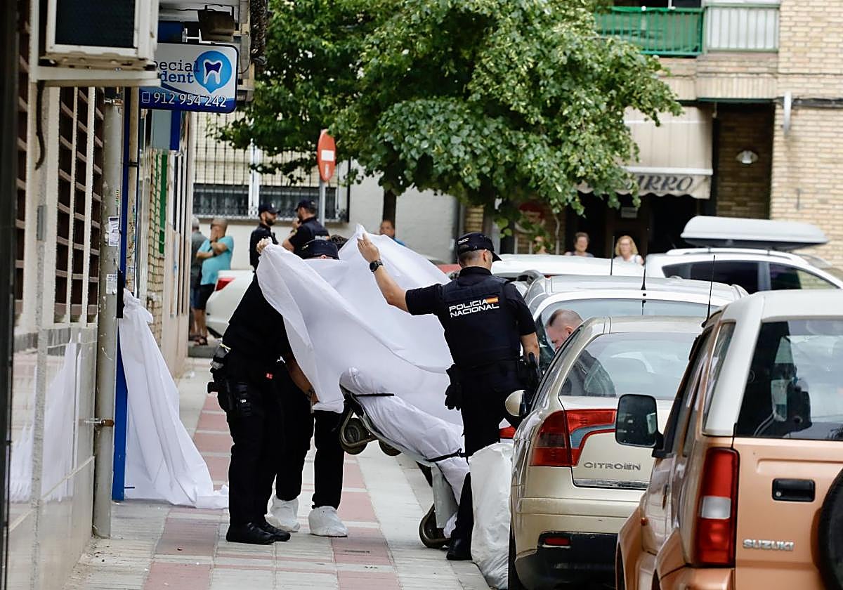 Varios policías en el lugar donde una mujer fue asesinada en Getafe (Madrid), en junio