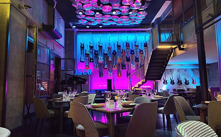 Imagen principal - Arriba, la tienda-restaurante Bosco. Abajo, un concierto en la sala El Sol y el panteón de la familia Flores