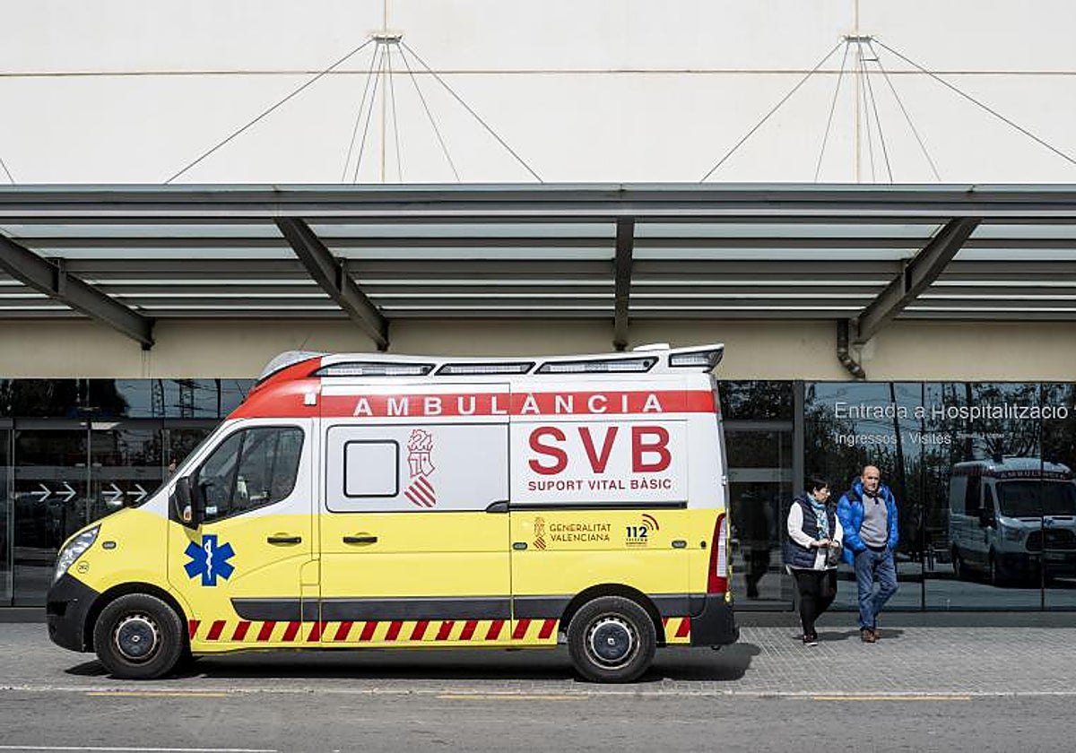 Imagen de archivo de una ambulancia en un hospital de Valencia