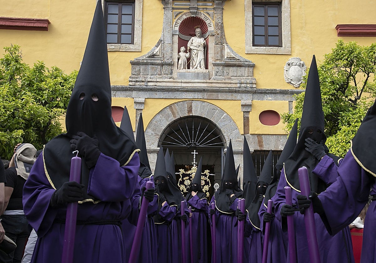 Nazarenos de la hermandad de Jesús Caído