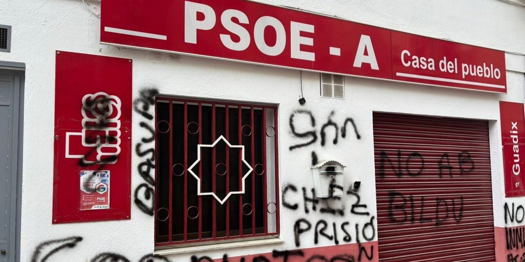 La casa del pueblo del PSOE de Guadix se llena de pintadas contra Pedro Sánchez