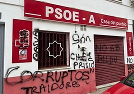 La casa del pueblo del PSOE de Guadix se llena de pintadas contra Pedro Sánchez
