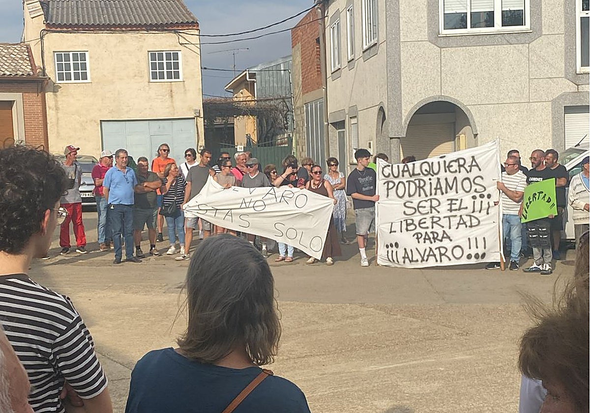 Concentración en Olleros del Tera (Zamora) para reclamar la libertad del vecino encarcelado que apuñaló a un presunto ladrón