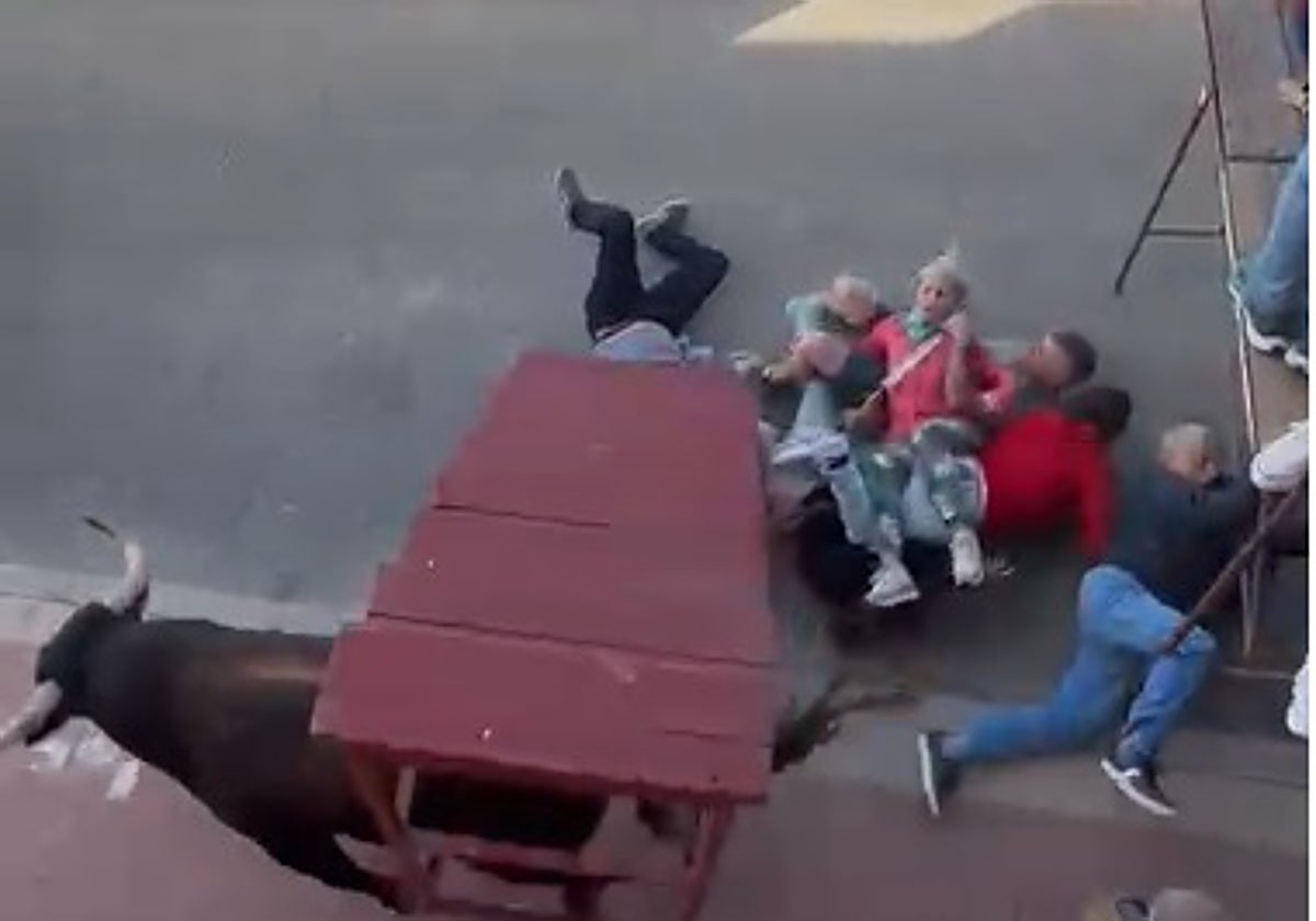 Imagen del encierro de Medina del Campo (Valladolid) en la que el toro ha derribado la escalera de la tribuna reservada para la prensa
