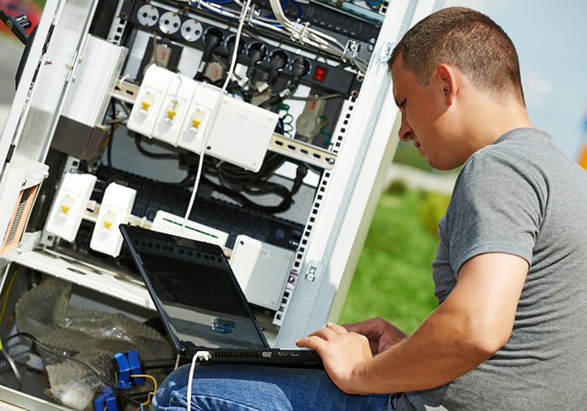 Un estudiante de Formación Profesional durante unas prácticas