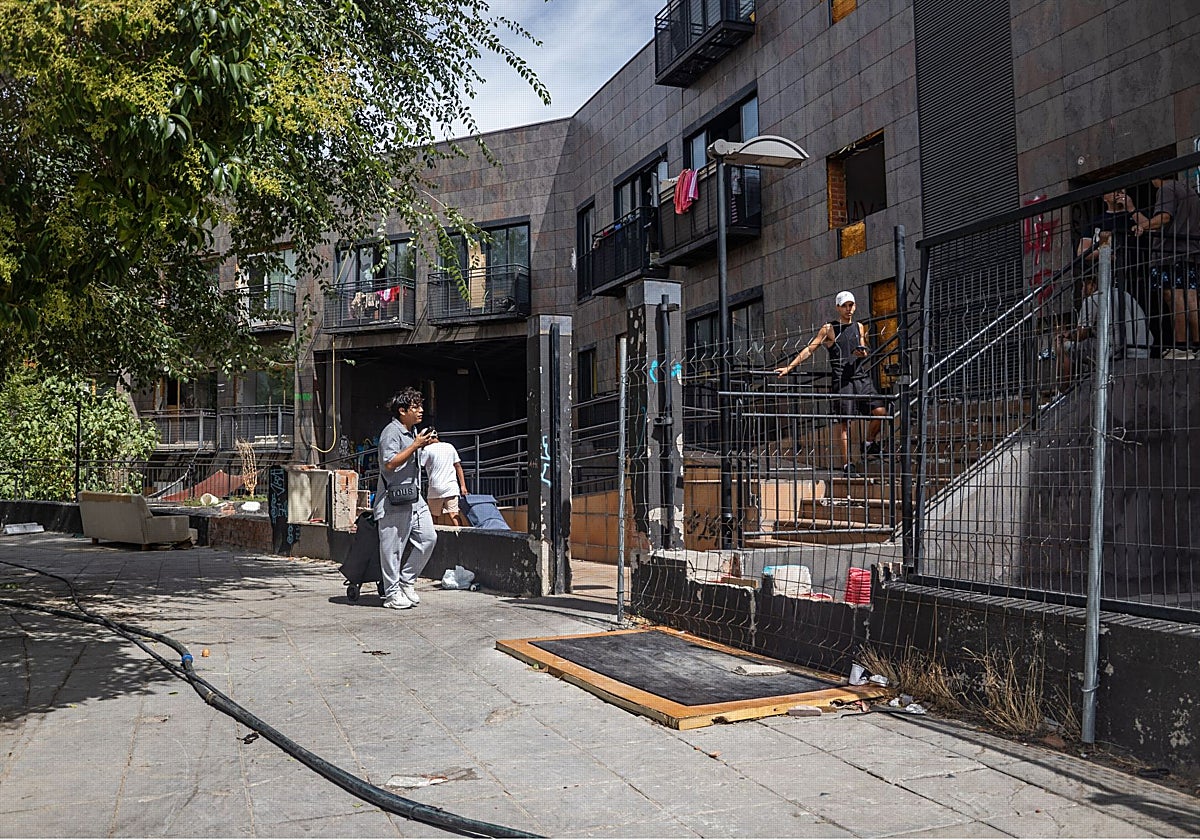 Algunos de los residentes, a la entrada del complejo