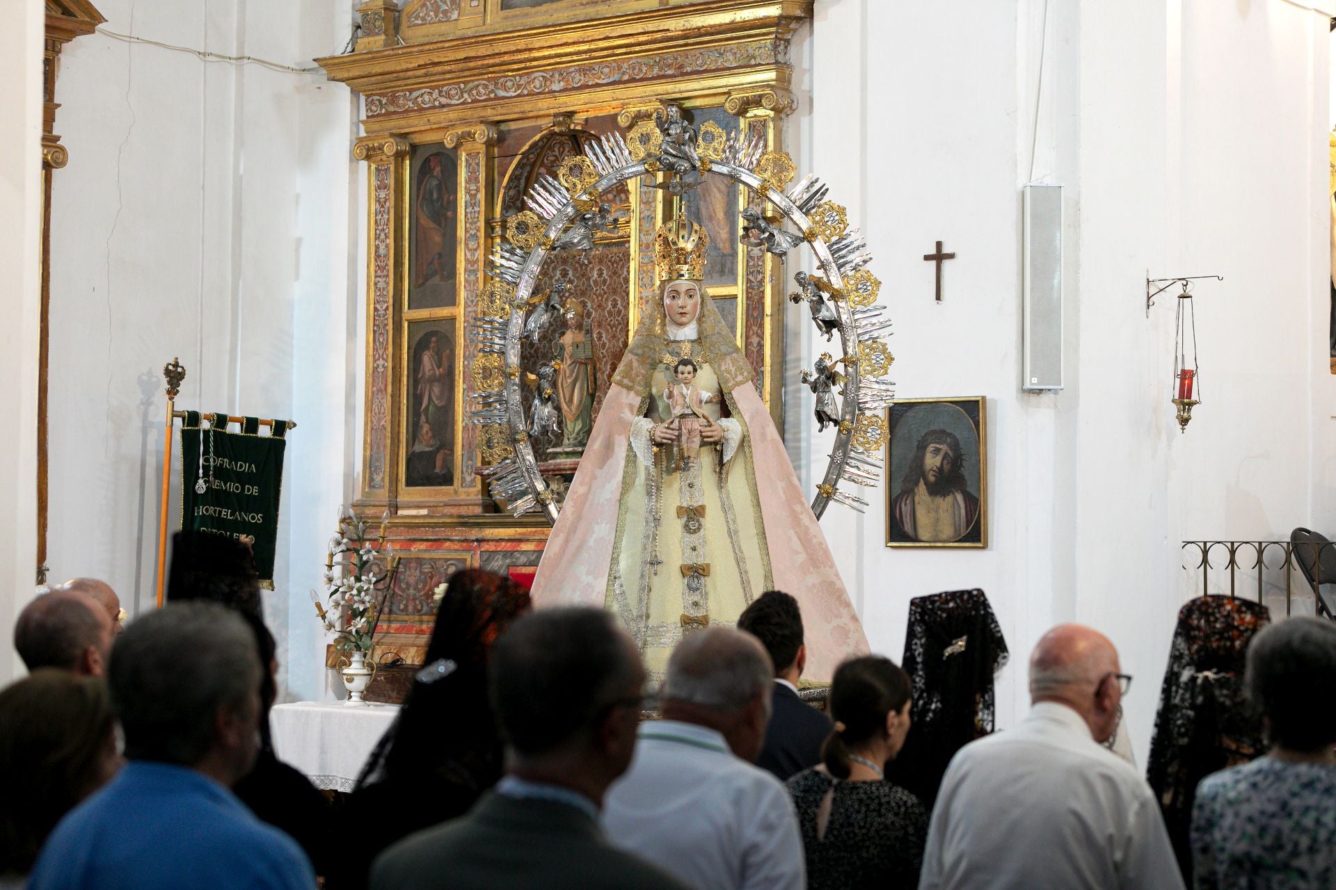 Lluvia de pétalos y fervor popular en Toledo por la Virgen de los Remedios