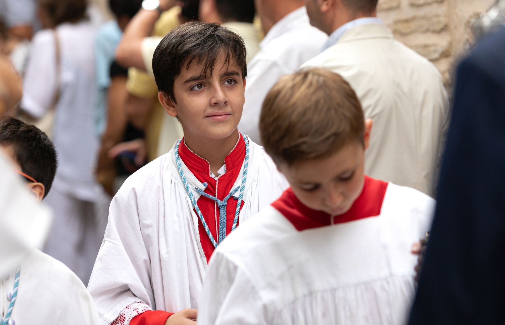 Lluvia de pétalos y fervor popular en Toledo por la Virgen de los Remedios