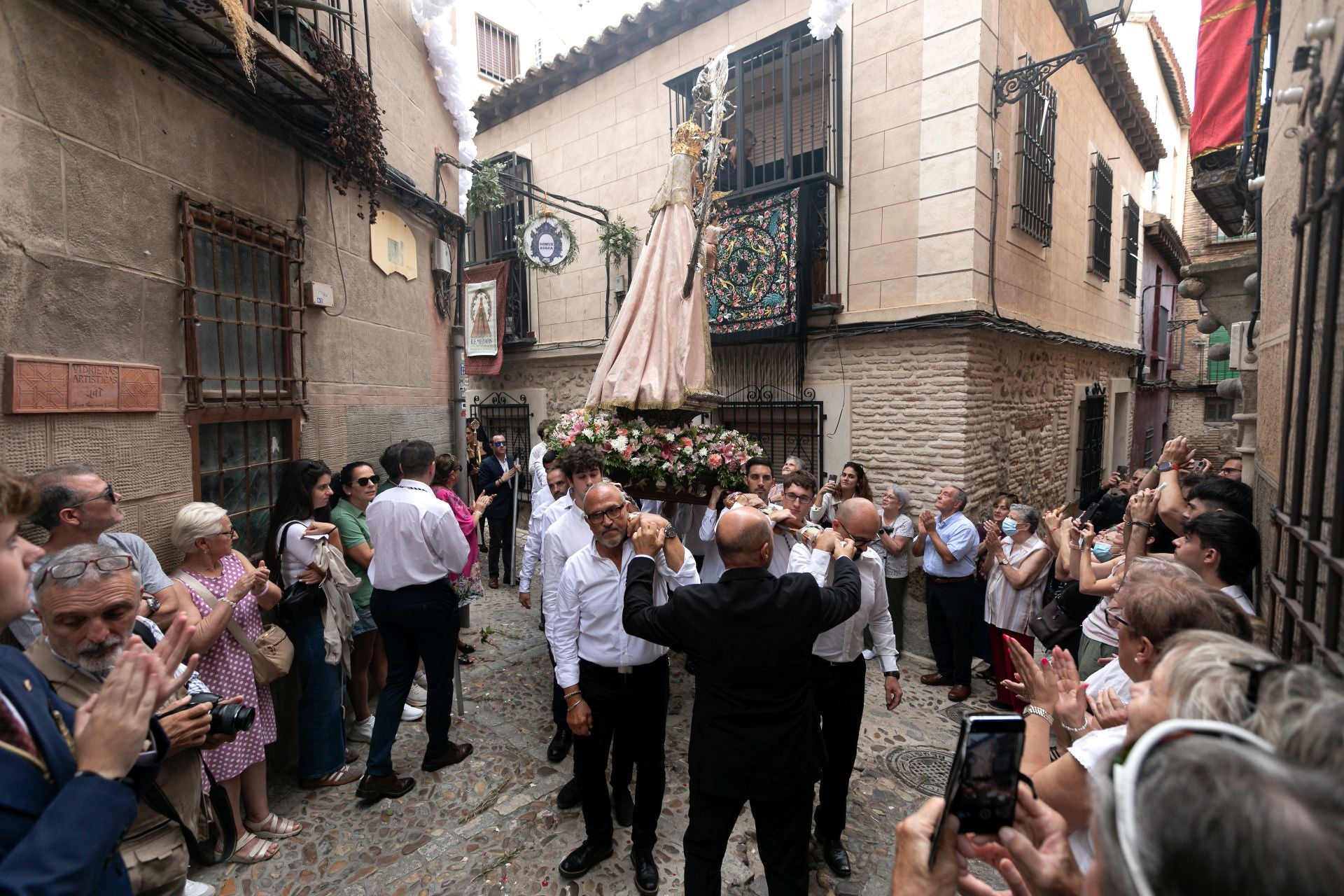 Lluvia de pétalos y fervor popular en Toledo por la Virgen de los Remedios
