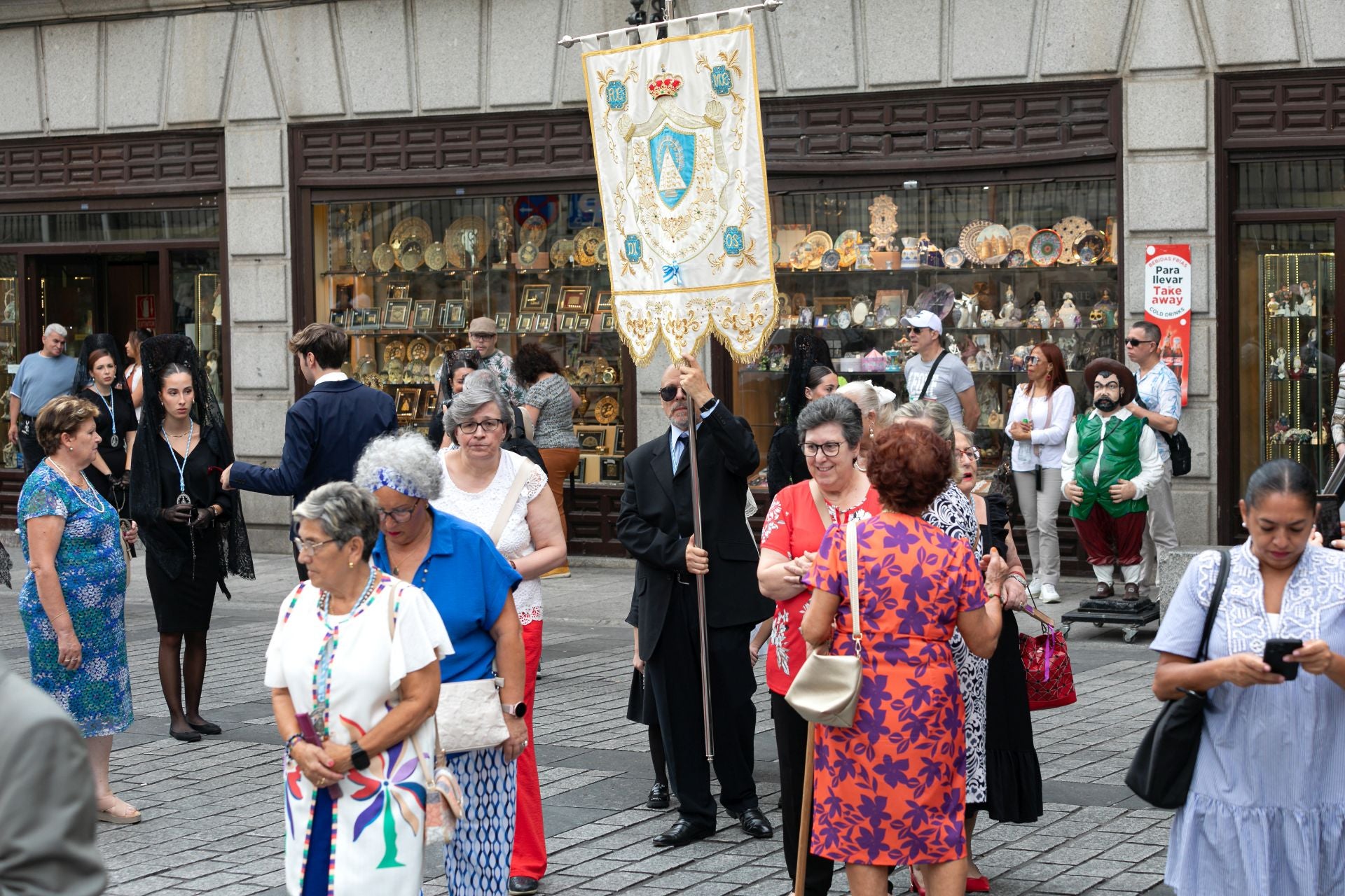 Lluvia de pétalos y fervor popular en Toledo por la Virgen de los Remedios