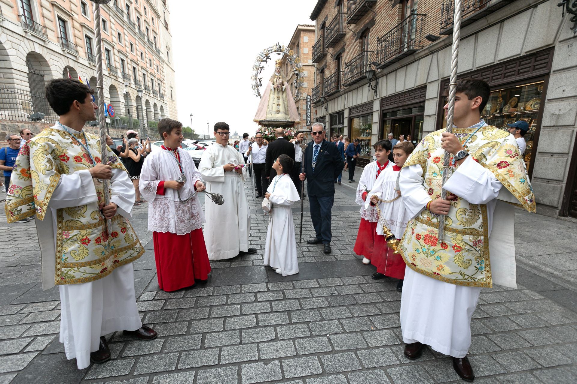 Lluvia de pétalos y fervor popular en Toledo por la Virgen de los Remedios