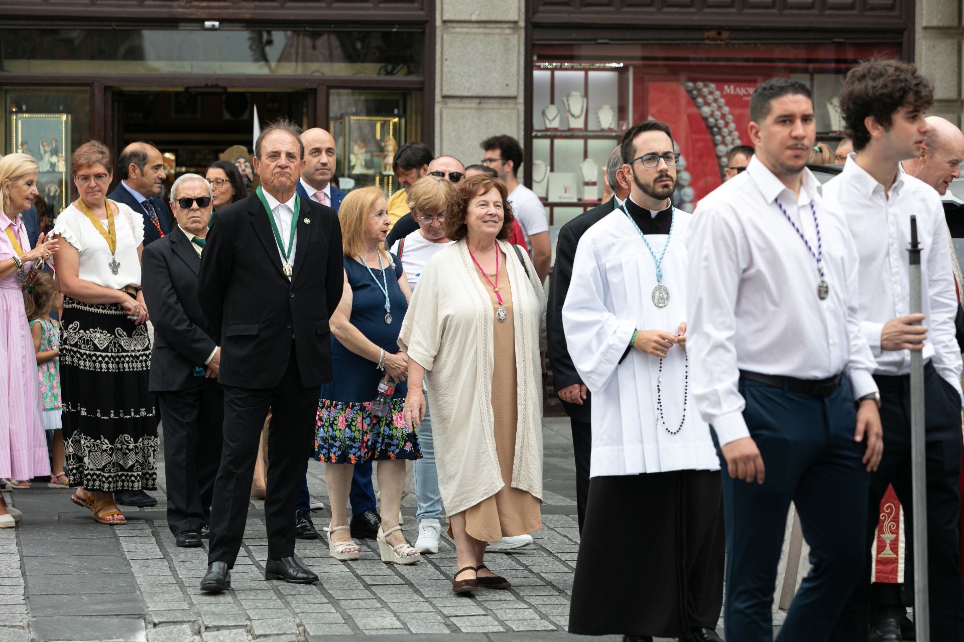 Lluvia de pétalos y fervor popular en Toledo por la Virgen de los Remedios
