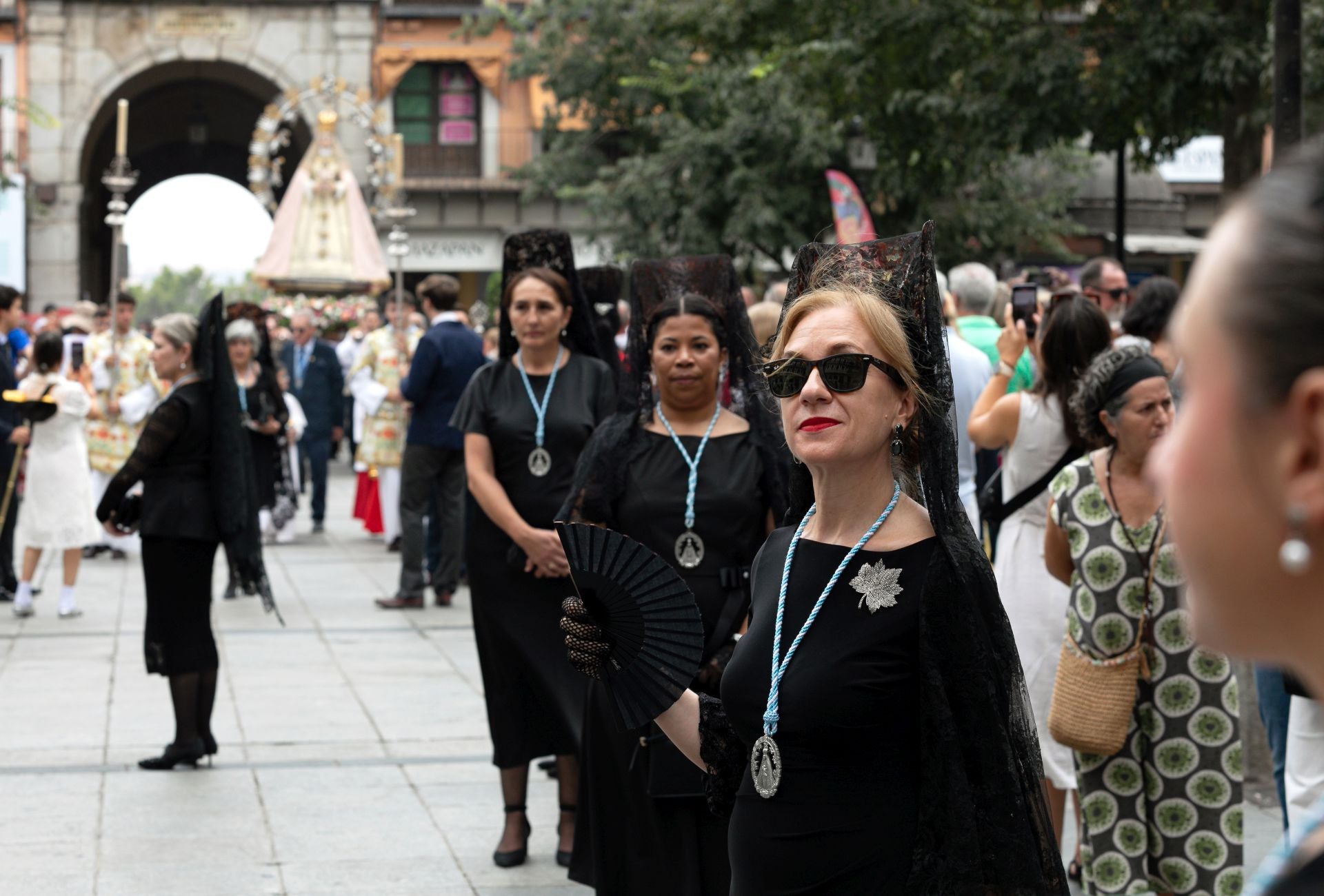 Lluvia de pétalos y fervor popular en Toledo por la Virgen de los Remedios