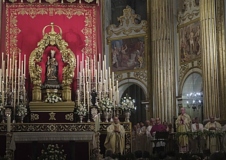 Imagen secundaria 1 - Imágenes de la celebración que reunió a miles de fieles