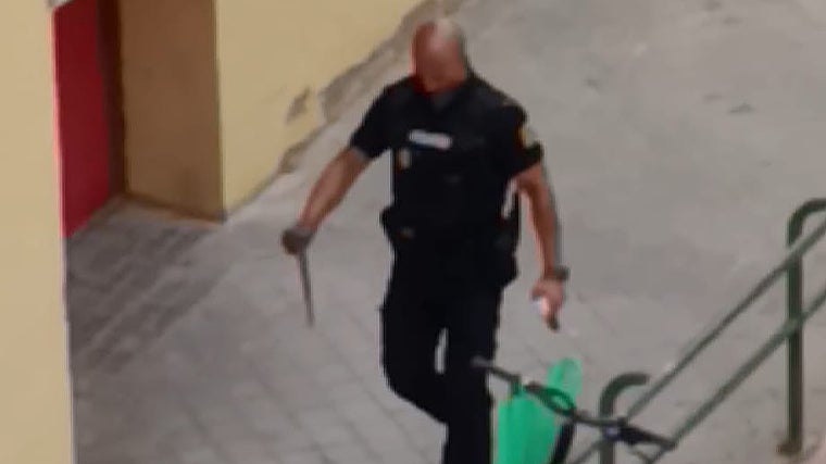 Un agente recoge el cuchillo empleado