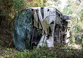 Los dos heridos graves al volcar un autocar de turistas en la C-32 de Barcelona son el conductor y una menor