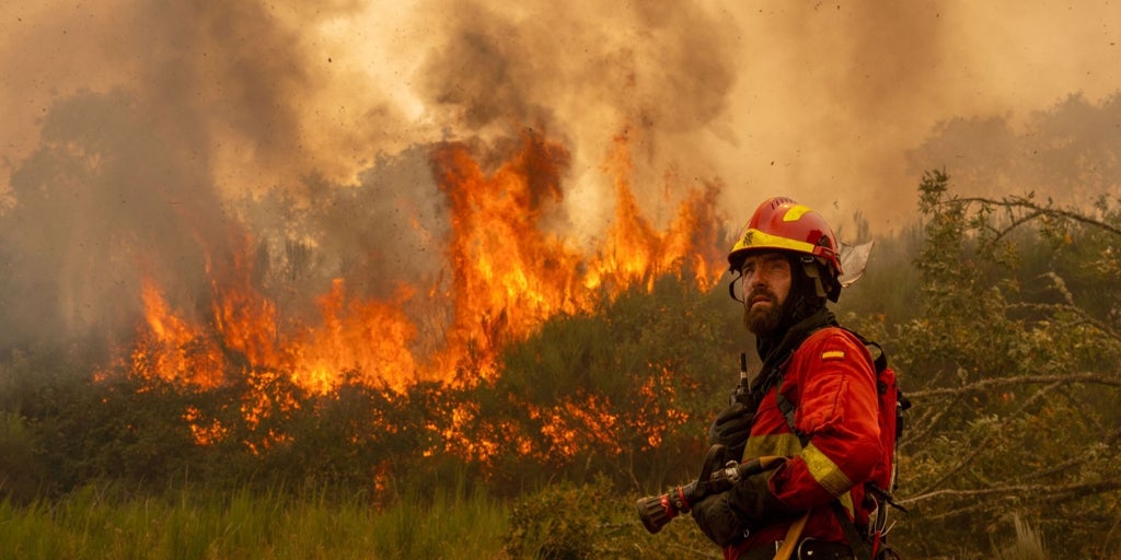 Un incendio forestal, complicado por las fuertes rachas de viento, quema 500 hectáreas en Valdeorras