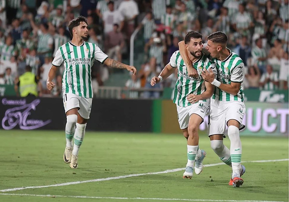 Jacobo celebra su gol ante el Castellón junto a Dani Requena y Kevin Medina al fondo