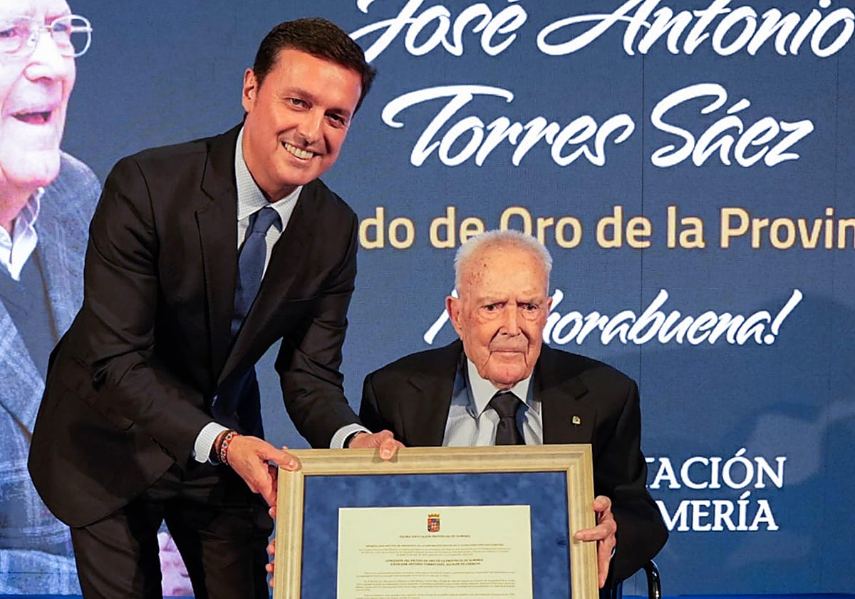 El presidente de la Diputación de Almería, Javier A. García entrega el Escudo de Oro al alcalde de Chercos, José A. Torres