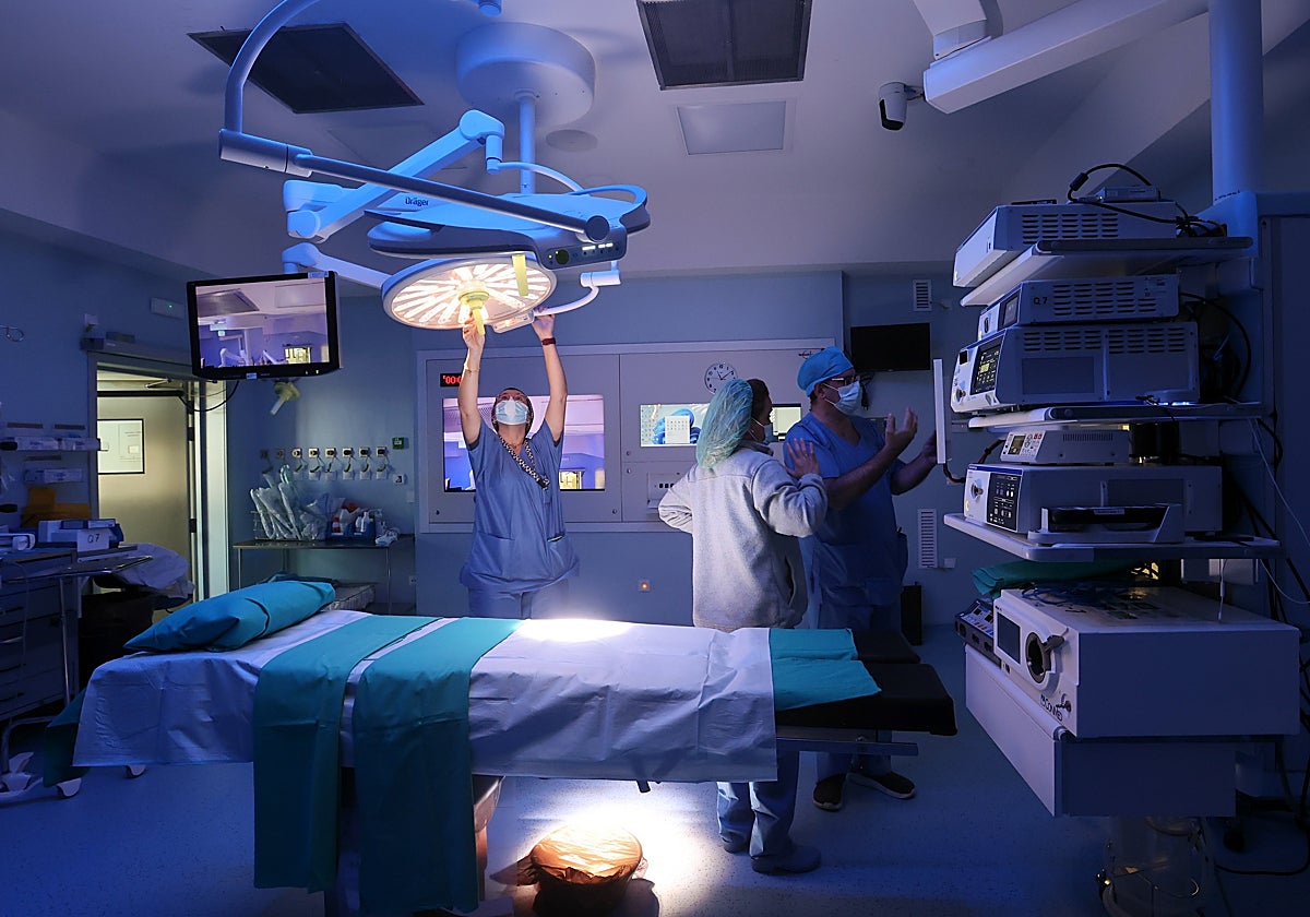 Sanitarios en un quirófano