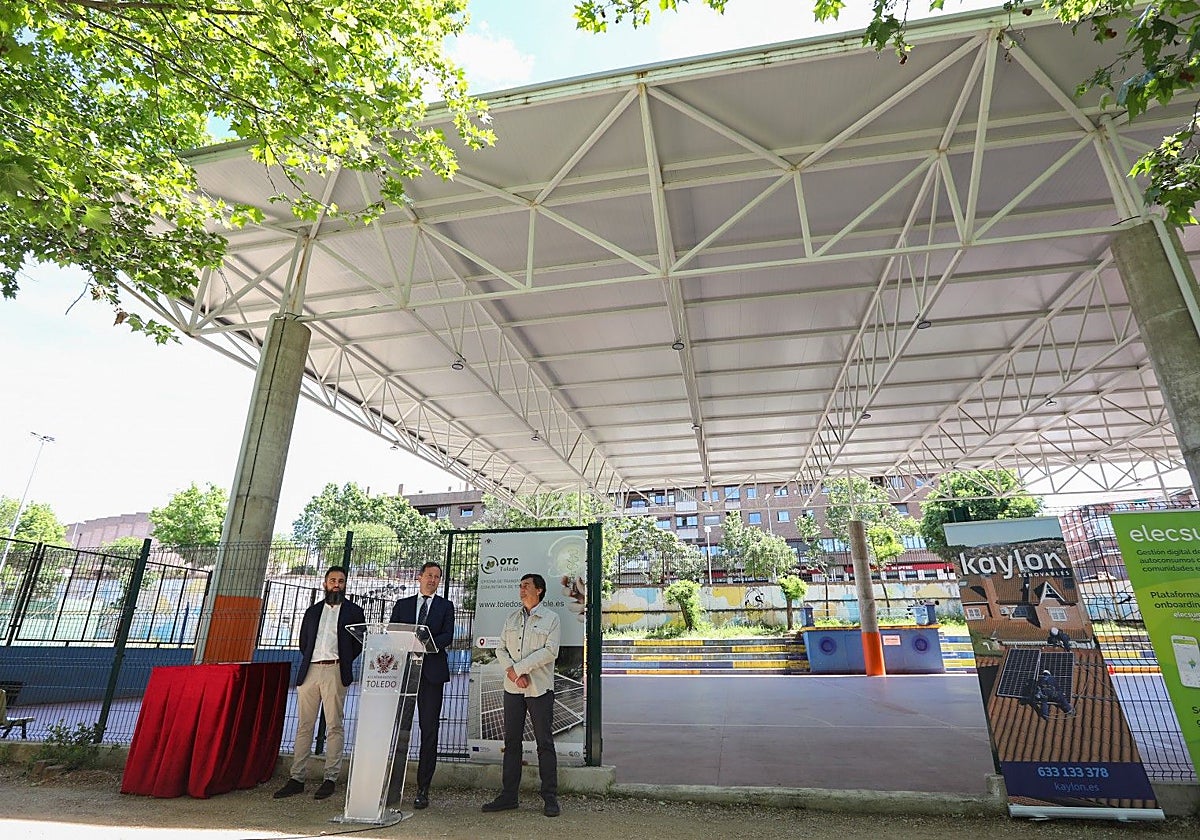 El alcalde, en la inauguración de las placas en la cubierta de la pista de patinaje de la Escuela de Gimnasia
