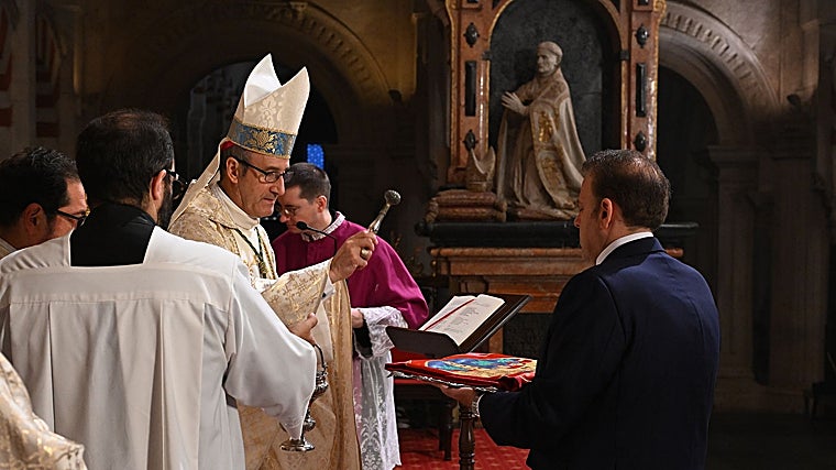 El obispo bendice el pendón de la ciudad, que sostiene Julián Urbano