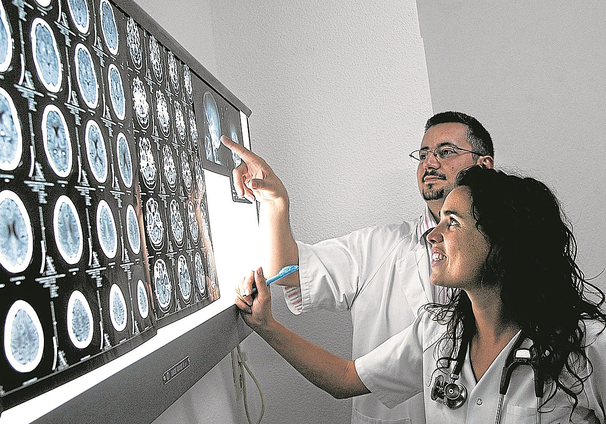 Dos profesionales sanitarios observan los resultados de una radiografía