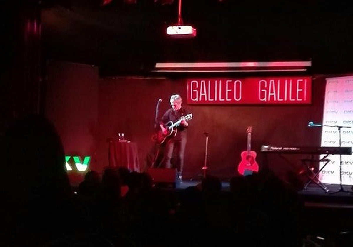Ariel Rot, durante un concierto en Galileo Galilei