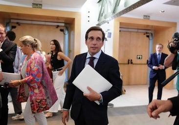 Almeida promete dar un acelerón a la vivienda en un debate sobre la ciudad en el que se han colado Gaza y la corrupción