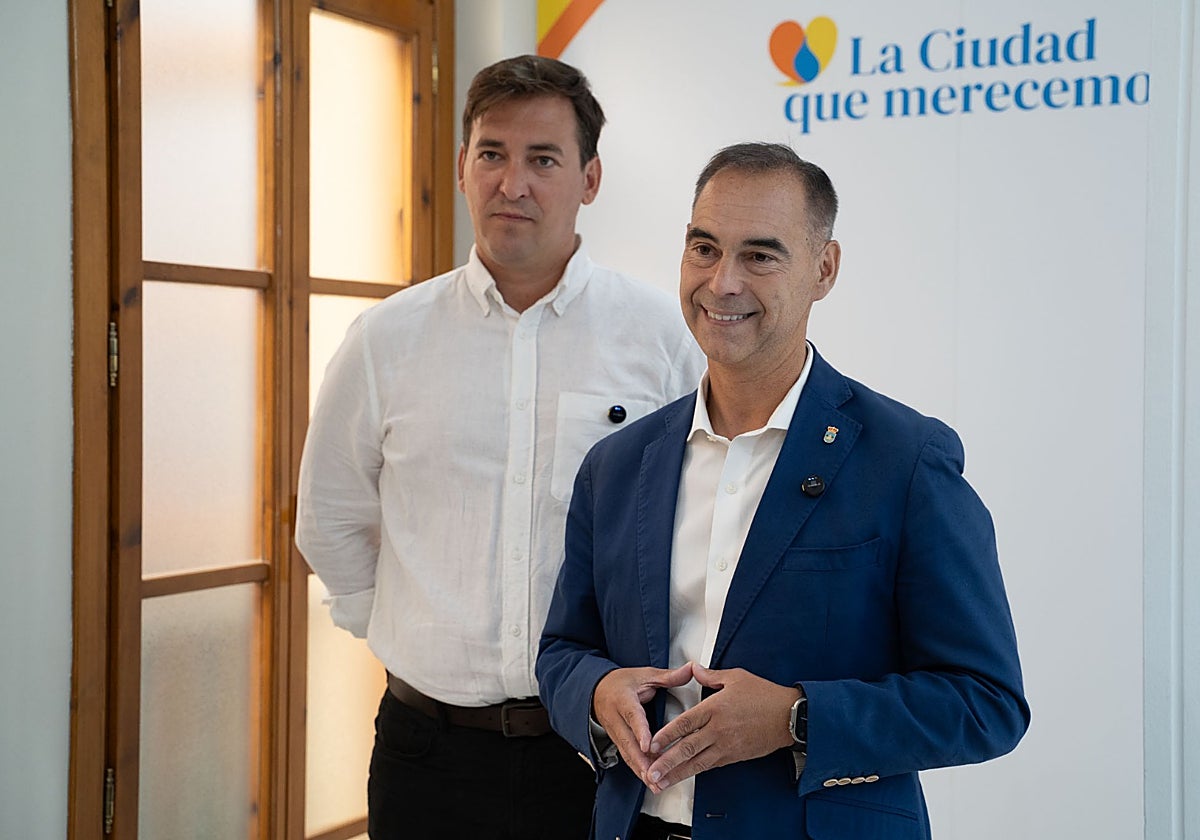 El alcalde de Benalmádena, Juan Antonio Lara, junto al concejal de Hacienda, José Miguel Muriel
