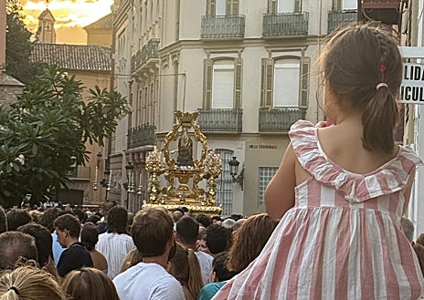 Imagen secundaria 1 - Imágenes de la Virgen de la Victoria recibida por miles de fieles a su salida de la Catedral de Málaga