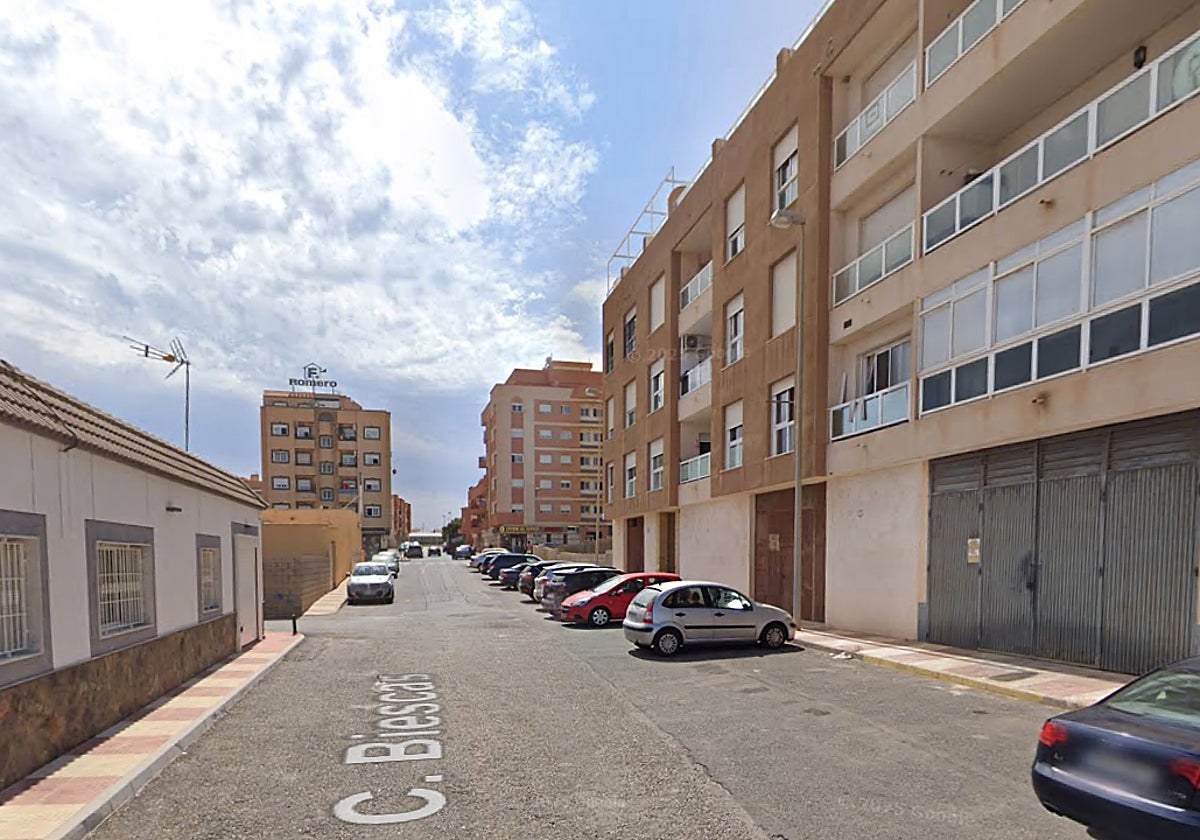 Edificio de viviendas en Roquetas de Mar donde se produjo la explosión de una bombona de forma intencionada