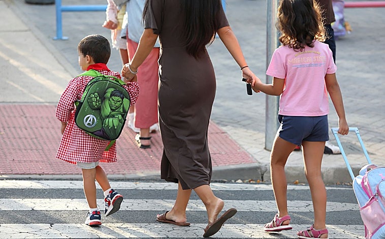 Imagen principal - Imágenes del inicio del curso en Toledo con la llegada de alumnos a los centros este lunes 8 de septiembre